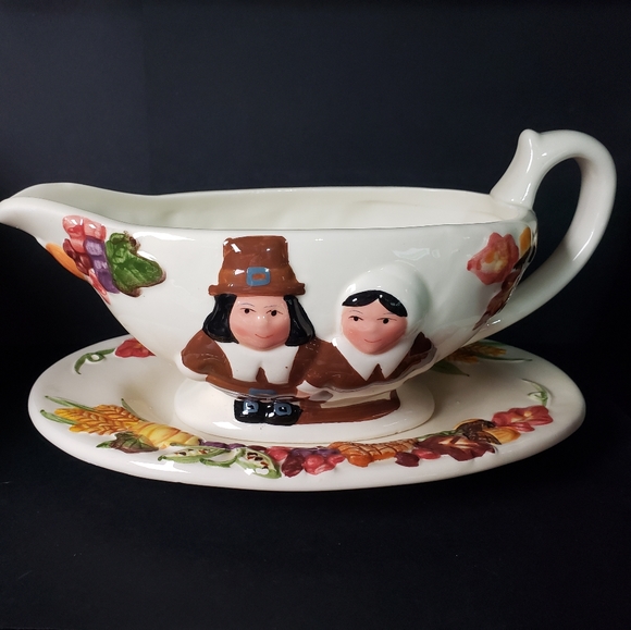 Publix Pilgrim Thanksgiving Holiday Gravy Boat & Drip Plate 9-1/2" W x 3-1/2" H - Picture 1 of 12